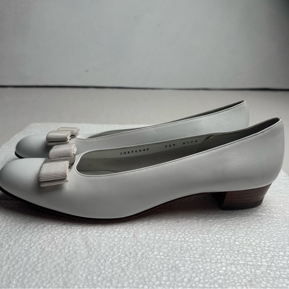 Salvatore Ferragamo Women's White Leather Bow Pumps - Picture 3 of 9